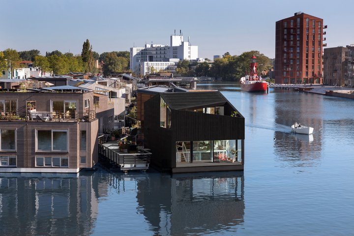 В Амстердаме построили уникальный плавучий дом. Фото