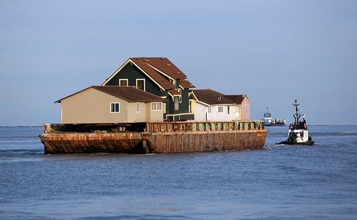 Канадцы перевезли двухэтажный дом на остров. Фото