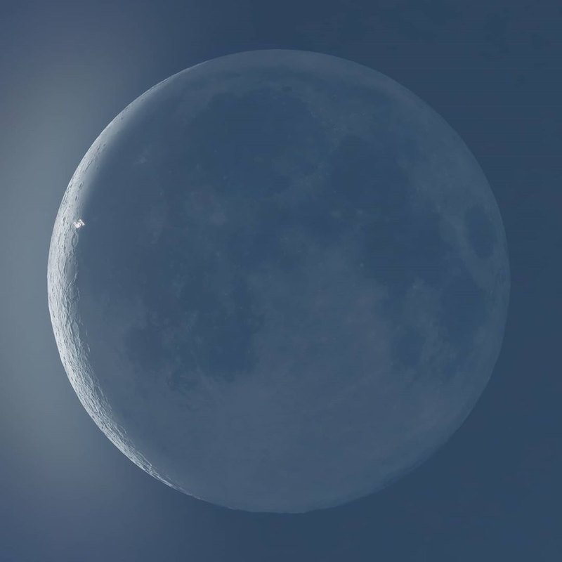 Фотограф заснял МКС на фоне Солнца и Луны. Фото