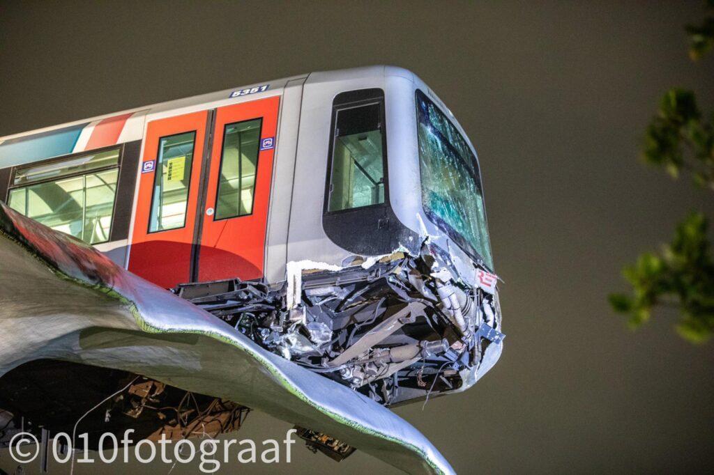 В Роттердаме старая скульптура спасла поезд от крушения. Фото