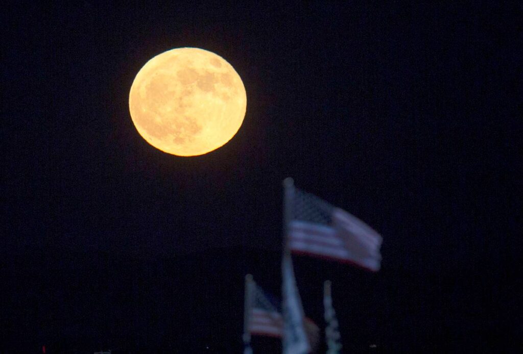 «Голубая луна»: впечатляющие снимки уникального полнолуния. Фото