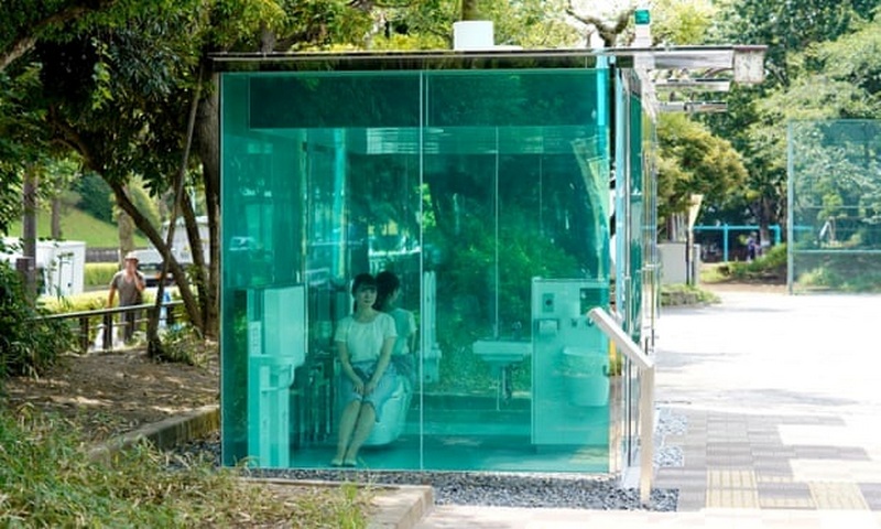 На улицах Токио появились прозрачные общественные туалеты. Фото