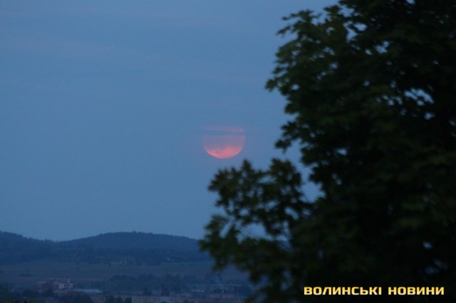 «Клубничная» Луна: яркие снимки необычного природного явления. Фото