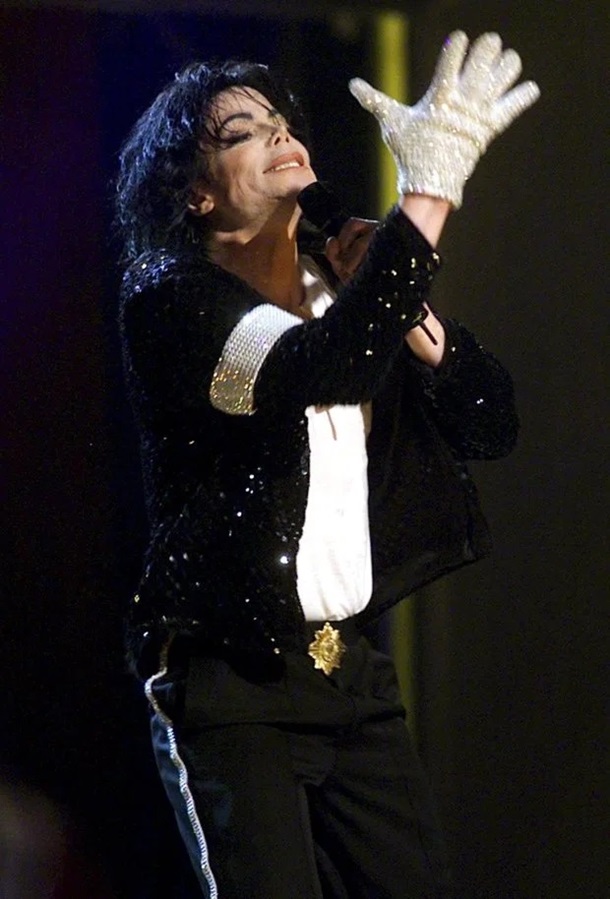 Перчатку Майкла Джексона продали за $104 тысячи. Фото