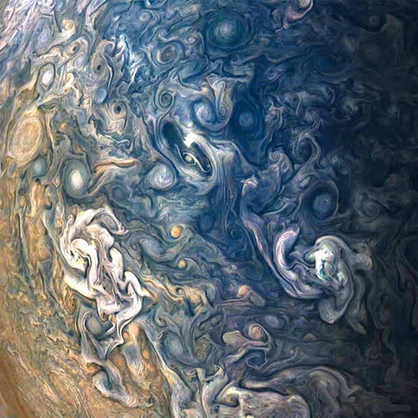 NASA показали Юпитер на новых снимках. Фото