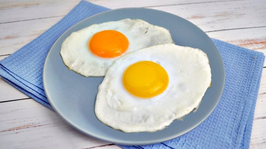 10 способов оригинально приготовить яичницу на завтрак. Фото