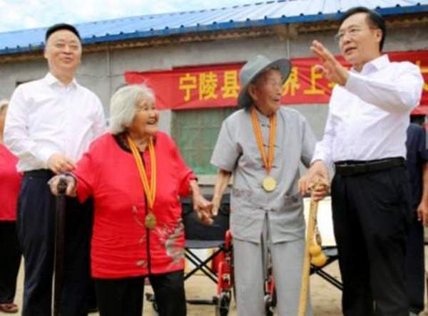В Китае пара долгожителей отпраздновала 86 годовщину свадьбы