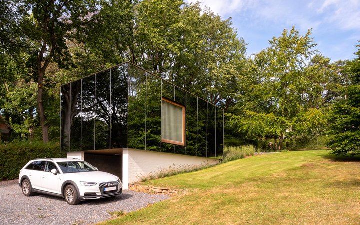 В Бельгии посреди леса построили уникальный зеркальный офис. Фото