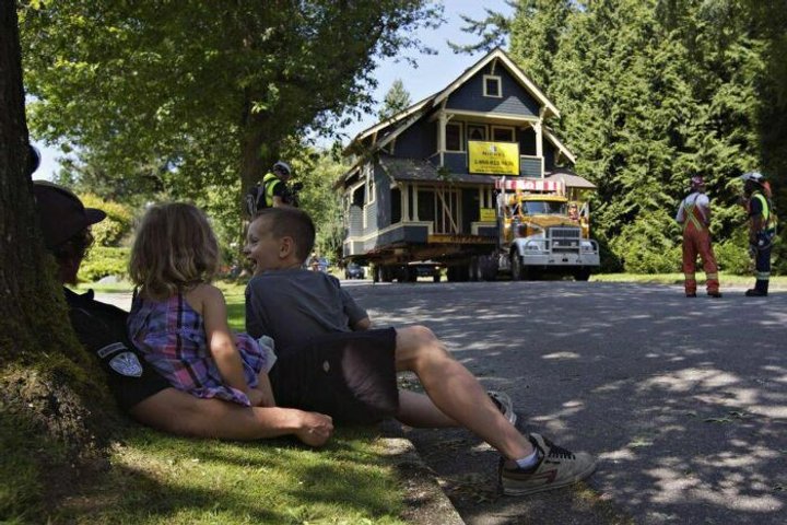 Канадцы перевезли двухэтажный дом на остров. Фото