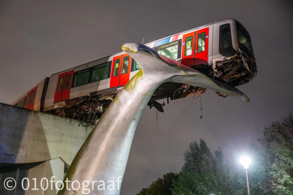 В Роттердаме старая скульптура спасла поезд от крушения. Фото