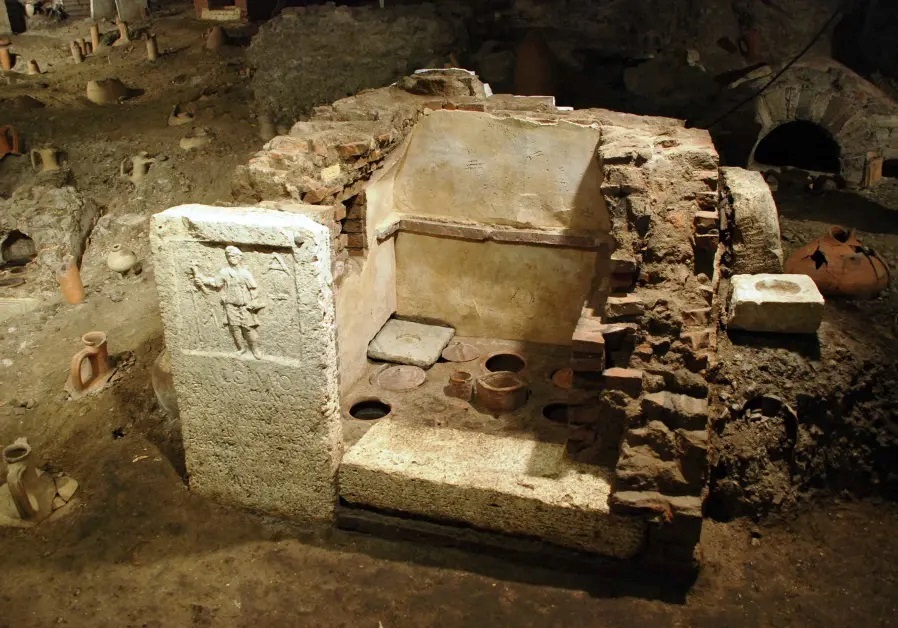 В Ватикане нашли гробницы времен Цезаря. Фото