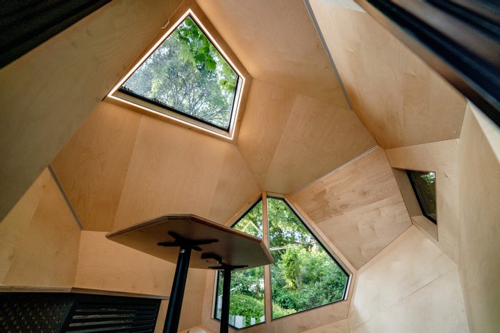 Архитекторы создали офисный центр в виде хижин в лесу. Фото