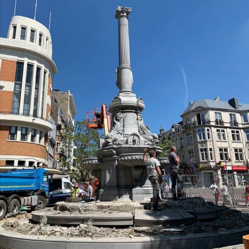 В Бельгии во время реконструкции фонтана обнаружили таинственную шкатулку. Фото