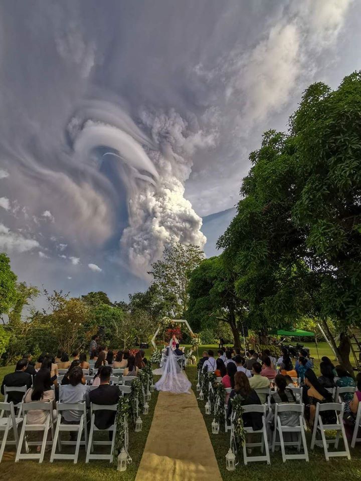 Сеть впечатлил свадебный снимок, сделанный на фоне извержения вулкана. Фото