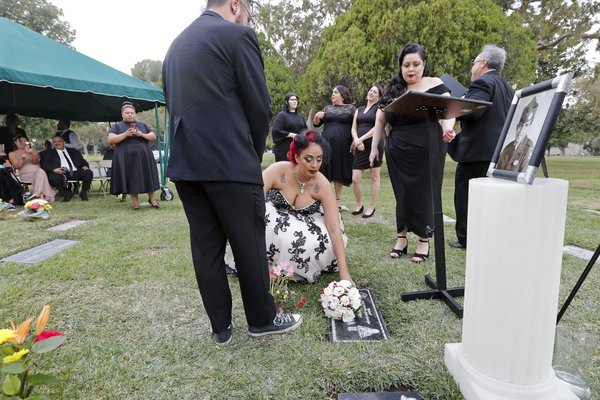 Сеть шокировали молодожены, сыгравшие свадьбу на кладбище. Фото