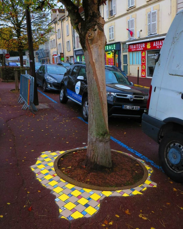 Уличный художник заполняет выбоины в своём родном городе яркими мозаиками (фото)