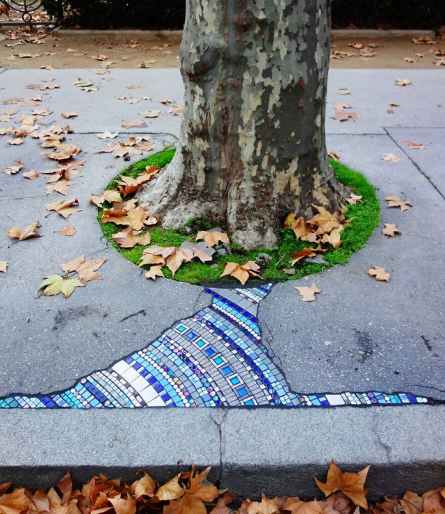 Уличный художник заполняет выбоины в своём родном городе яркими мозаиками (фото)