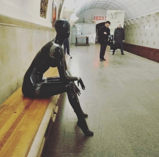 Странные и неожиданные пассажиры в метро (фото)