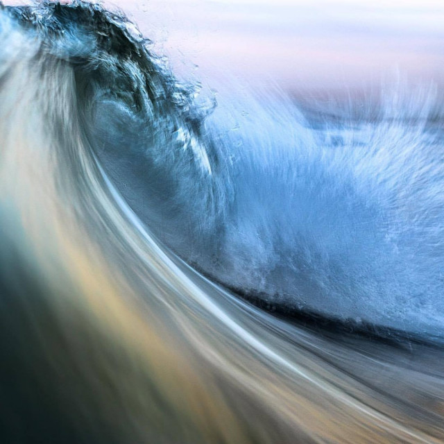 Фотограф-сёрфингист делает снимки морских волн (фото)