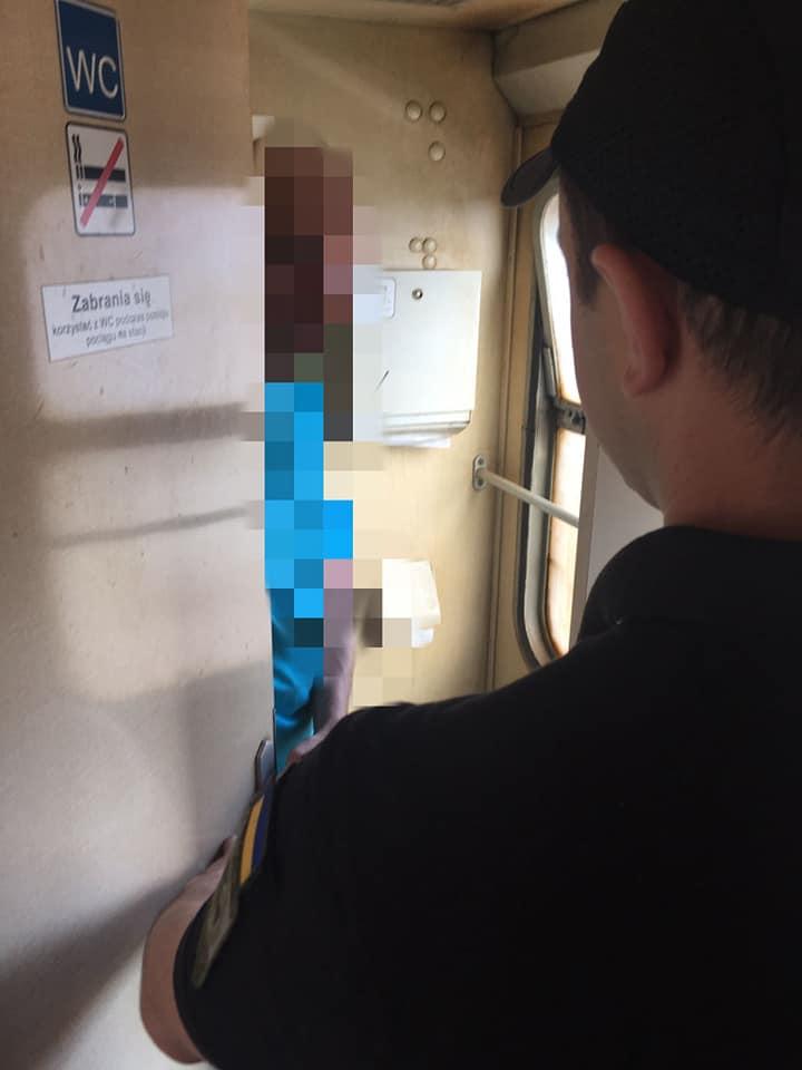 На Закарпатье в туалете поезда нашли "зайца"-уклониста, пытавшегося сбежать в Словакию
