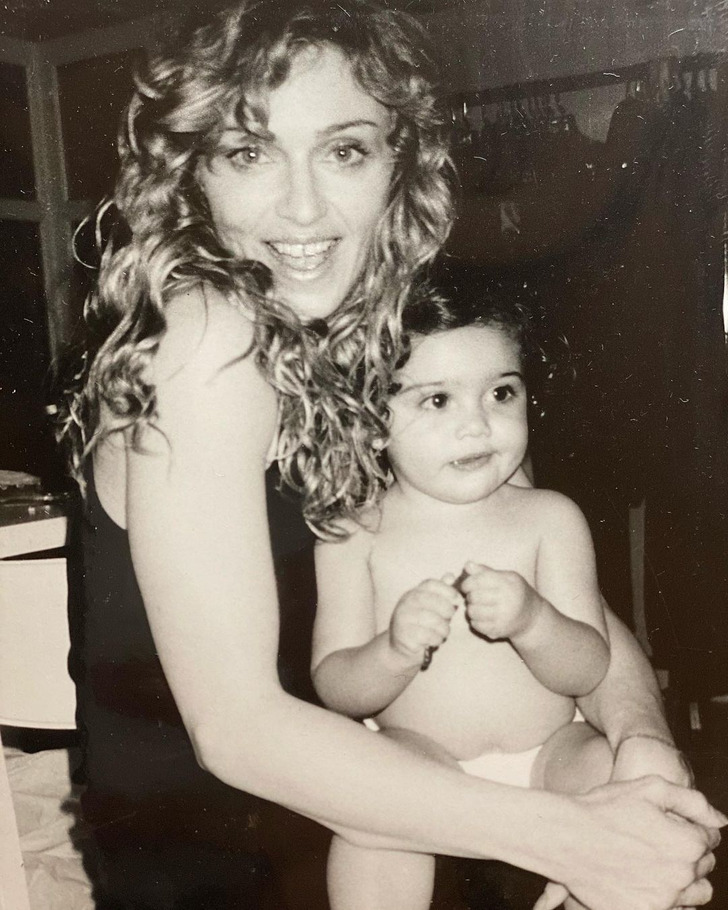 Почему Мадонна вместо размеренной жизни на пенсии выбрала снова стать мамой почти в 60 лет