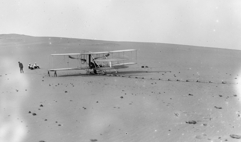 Впечатляющие снимки первого в истории полета на самолете. Фото
