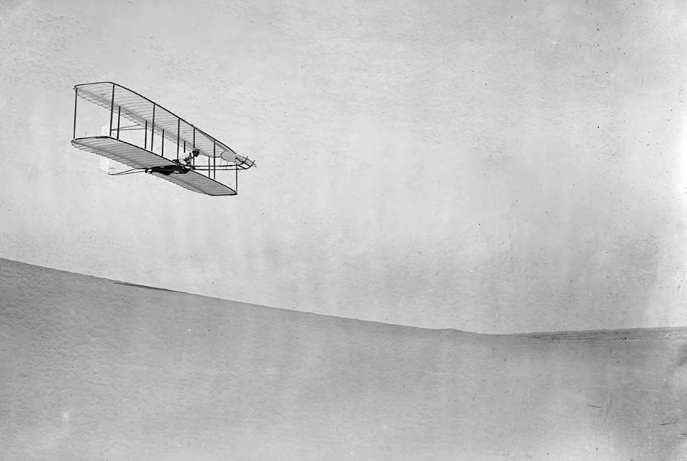 Впечатляющие снимки первого в истории полета на самолете. Фото