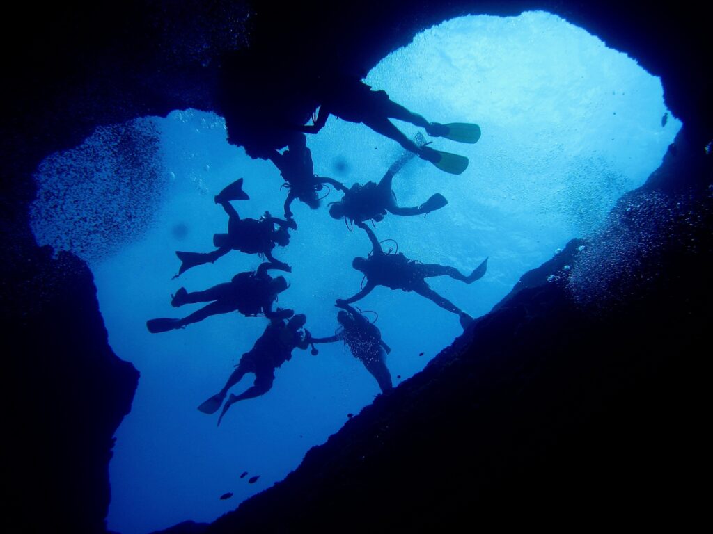 Гигантские морские впадины, называемые «синими дырами». Фото