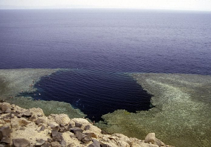 Гигантские морские впадины, называемые «синими дырами». Фото