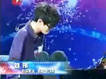 Победителем китайской "Минуты славы" стал безрукий пианист