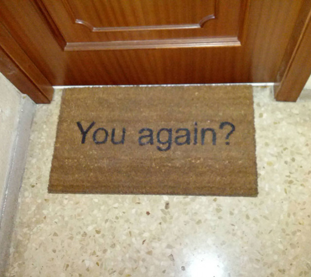 Прикольні килимки, які зустрічають гостей біля вхідних дверей (фото)