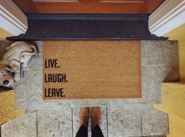 Прикольні килимки, які зустрічають гостей біля вхідних дверей (фото)