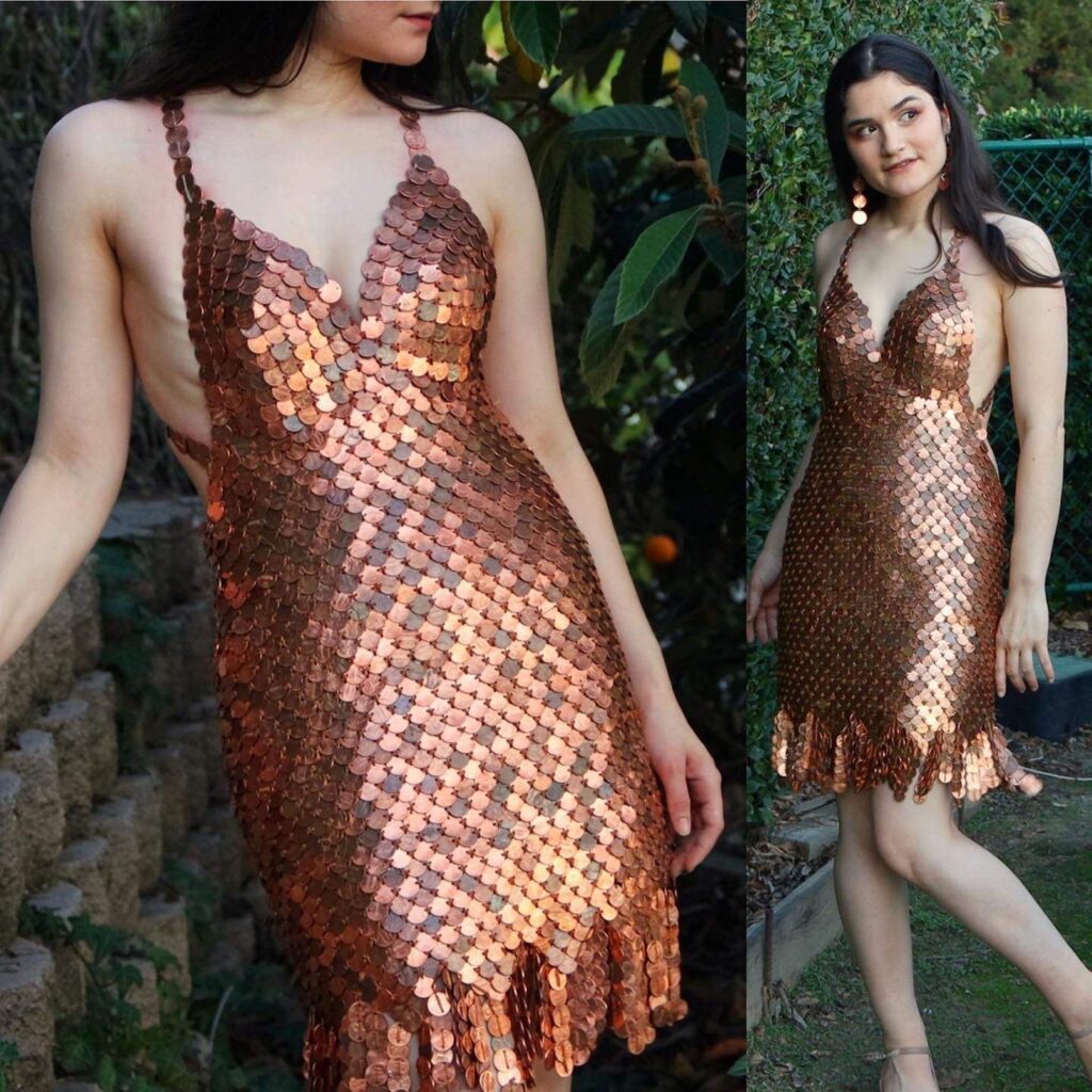 Девушка создала из 2000 монет уникальное платье-кольчугу. Фото