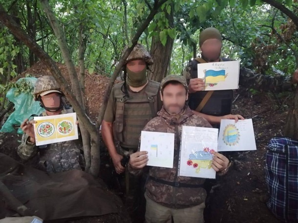 Дети Киевщины передали рисунки военным на фронт (ФОТО)
