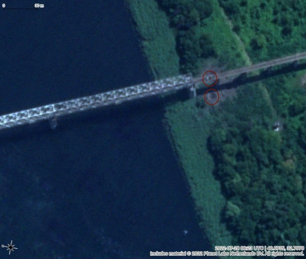 ЗСУ пробили залізничний міст у Херсоні через Дніпро (ВІДЕО)