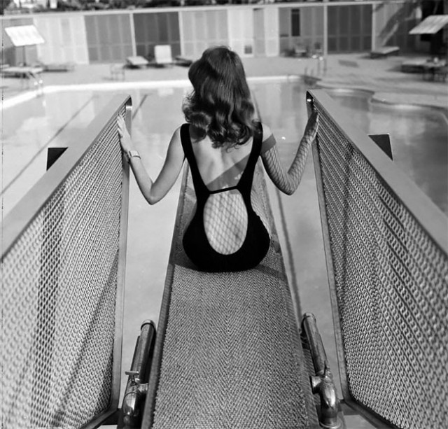 Викки Дуган: соблазнительная секс-бомба, чьи смелые платья с открытой спиной вдохновили женскую моду 1950-х
