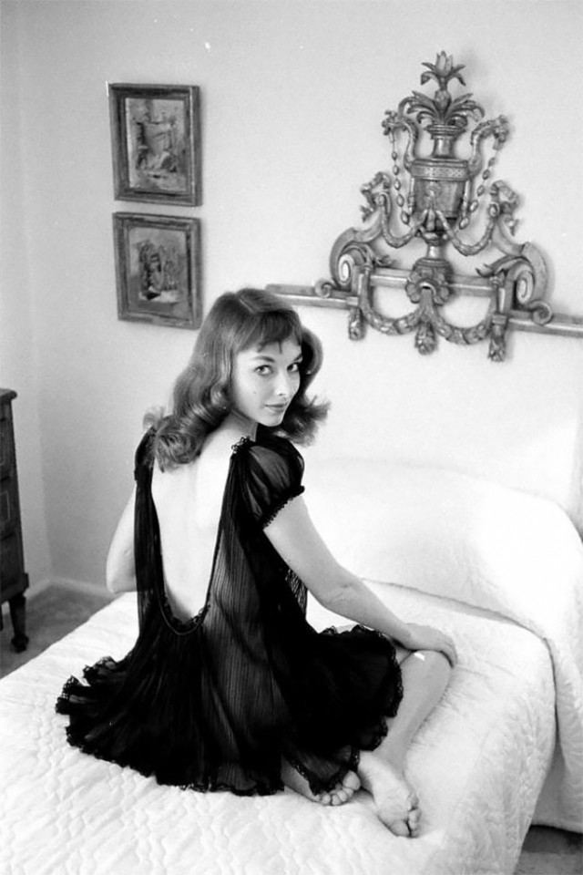 Викки Дуган: соблазнительная секс-бомба, чьи смелые платья с открытой спиной вдохновили женскую моду 1950-х