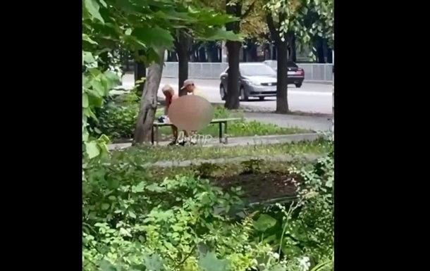 В Днепре пара занялась сексом прямо посреди парка