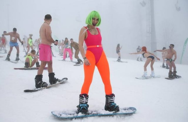 У Сочі відбувся масовий спуск на лижах у купальниках (фото)