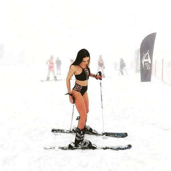 У Сочі відбувся масовий спуск на лижах у купальниках (фото)