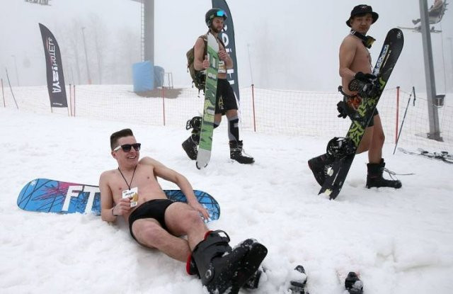 В Сочи состоялся массовый спуск на лыжах в купальниках (фото)