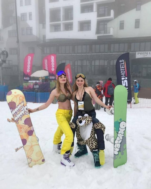 В Сочи состоялся массовый спуск на лыжах в купальниках (фото)