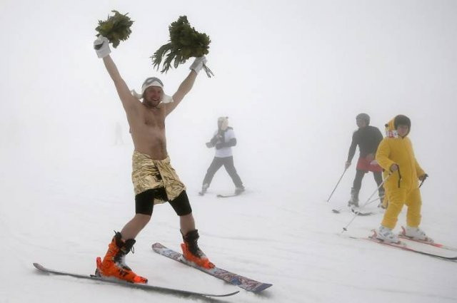 У Сочі відбувся масовий спуск на лижах у купальниках (фото)