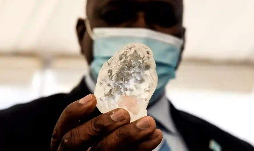 В Африці знайшли алмаз вагою 1098 року карат: як він виглядає.  Фото