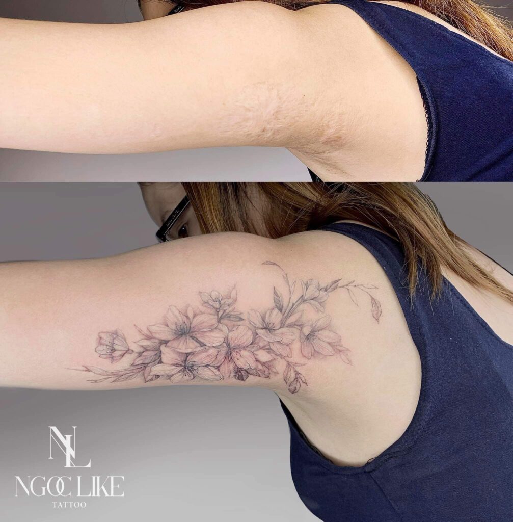 Художниця прикрашає шрами оригінальними татуюваннями.  Фото