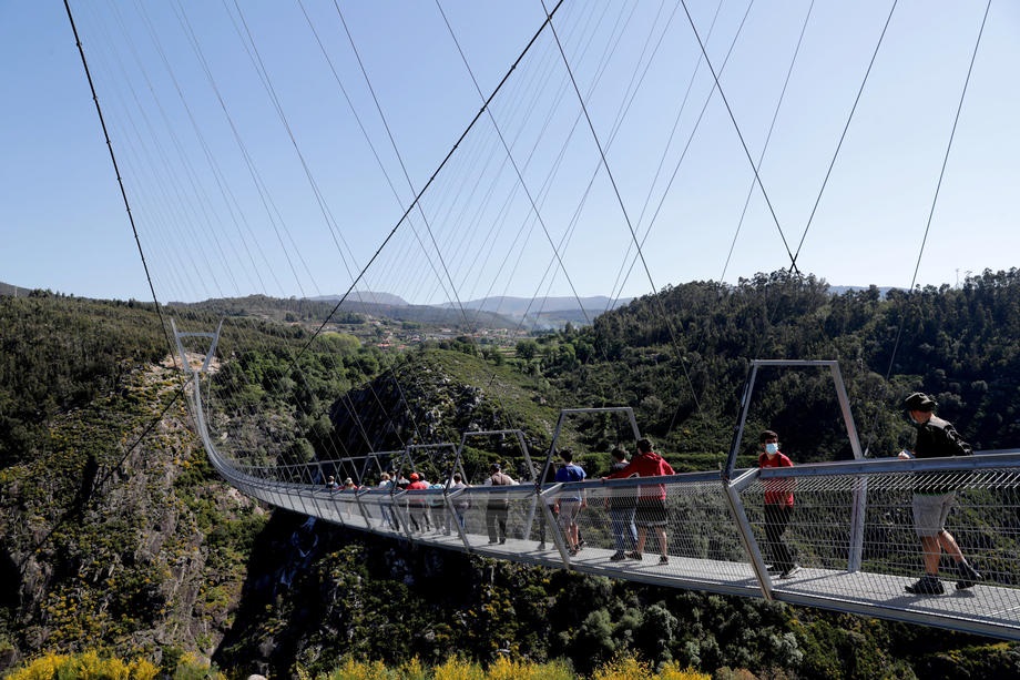 В Португалии появился самый длинный в мире пешеходный подвесной мост. Фото