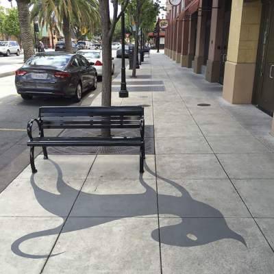 Художник «подменил» городские тени, оживив серые улицы. Фото