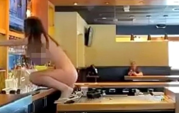 Во Флориде голая женщина разгромила бар