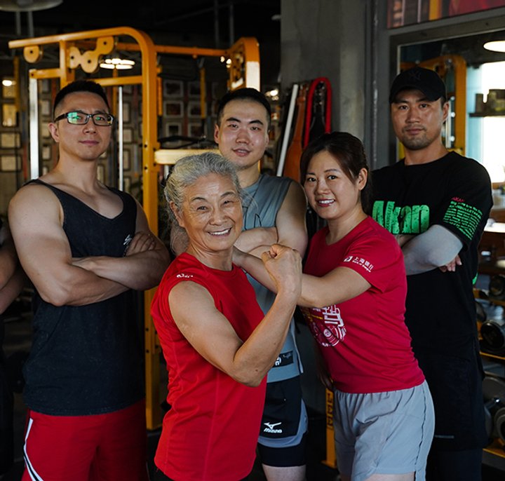 Сеть впечатлила китайская бабушка, решившая заняться спортом. Фото