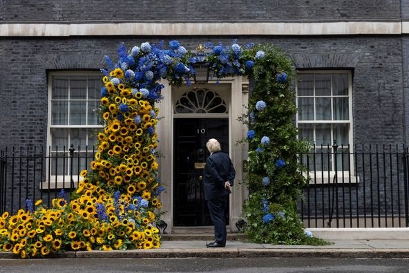 У Британії офіс прем'єра прикрасили соняшниками та зіграли Stefania (ВІДЕО)